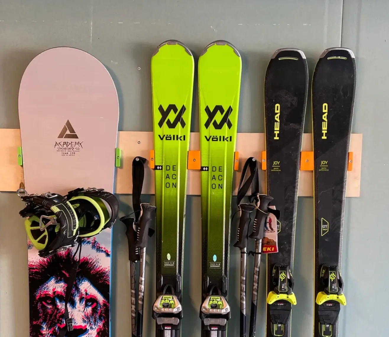 Plass til ski og snowboard